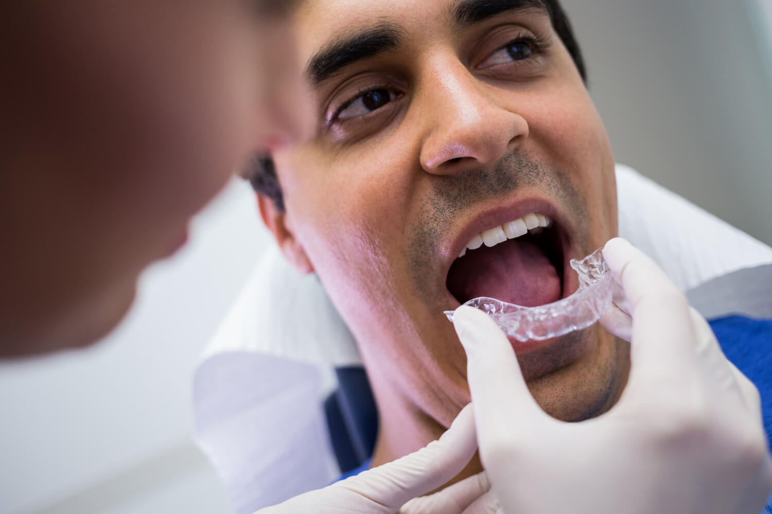 dentist-assisting-patient-wear-invisible-braces (1)